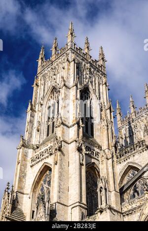 Vue à bas angle de l'une des tours ouest de York Minster. Pris dans un soleil d'hiver, l'architecture gothique complexe s'étend jusqu'au ciel. Banque D'Images