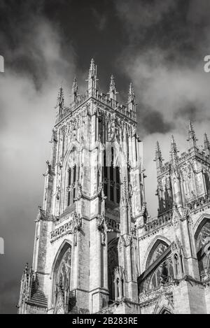 Vue à bas angle de l'une des tours ouest de York Minster. Pris dans un soleil d'hiver, l'architecture gothique complexe s'étend jusqu'au ciel. Banque D'Images