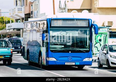 Paphos Chypre le 29 février 2020 vue d'un bus public traditionnel roulant dans les rues de Paphos dans l'après-midi Banque D'Images