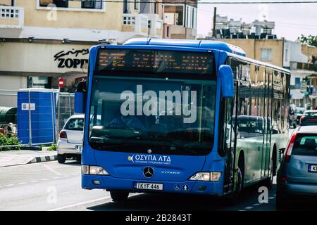 Paphos Chypre le 29 février 2020 vue d'un bus public traditionnel roulant dans les rues de Paphos dans l'après-midi Banque D'Images