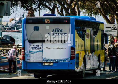 Paphos Chypre le 29 février 2020 vue d'un bus public traditionnel roulant dans les rues de Paphos dans l'après-midi Banque D'Images