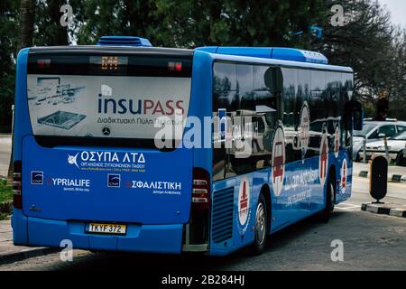 Paphos Chypre le 29 février 2020 vue d'un bus public traditionnel roulant dans les rues de Paphos dans l'après-midi Banque D'Images