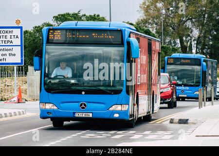 Paphos Chypre le 29 février 2020 vue d'un bus public traditionnel roulant dans les rues de Paphos dans l'après-midi Banque D'Images