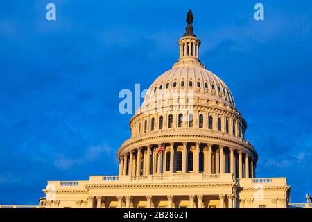 Le Capitole des Etats-Unis du Congrès dôme sur le ciel bleu Banque D'Images