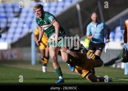 Lecture, Royaume-Uni. 1 mars 2020. Marcus Watson de Wasps Rugby s'attaquant à Ollie Hassell Collins de Londres Irish lors du match de première main Gallagher entre London Irish et London Wasps au Madejski Stadium, en lecture le dimanche 1 mars 2020. (Crédit: Jacques Feeney | MI News) la photographie ne peut être utilisée qu'à des fins de rédaction de journaux et/ou de magazines, licence requise à des fins commerciales crédit: Mi News & Sport /Alay Live News Banque D'Images