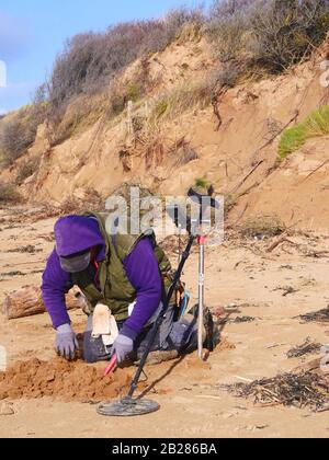 Détection de métal sur Somerset Beach, Royaume-Uni, homme à la recherche de sable pour objet métallique Banque D'Images