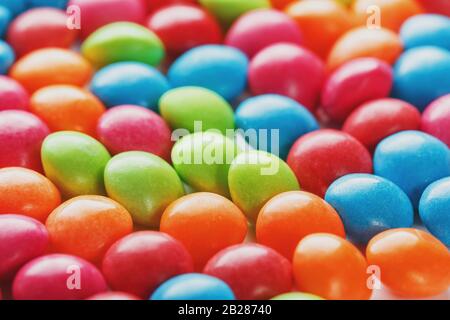 Couleurs arc-en-ciel de bonbons multicolores gros plan, texture et répétition de dragee Banque D'Images