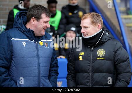 Tommy Wright (à gauche), directeur de St Johnstone, accueille le Manager celtique Neil Lennon avant la coupe écossaise, finale du quartier au parc McDiarmid, à Perth. Banque D'Images