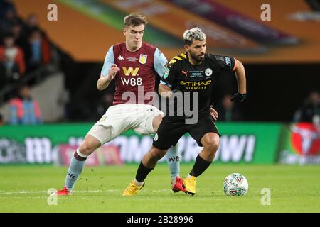 Londres, Royaume-Uni. 01 mars 2020. Bjorn Engels d'Aston Villa et Sergio Aguero de Manchester City lors du match final de la coupe Carabao entre Aston Villa et Manchester City au stade Wembley le 1 mars 2020 à Londres, en Angleterre. (Photo de Paul Chesterton/phcimages.com) crédit : Images PHC/Alay Live News Banque D'Images