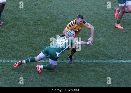 Lecture, Royaume-Uni. 1 mars 2020. Tom Parton, de Londres Irish, affrontant Jimmy Gopperth de Wasps Rugby lors du match de première main Gallagher entre London Irish et London Wasps au Madejski Stadium, en lecture le dimanche 1 mars 2020. (Crédit: Jacques Feeney | MI News) la photographie ne peut être utilisée qu'à des fins de rédaction de journaux et/ou de magazines, licence requise à des fins commerciales crédit: Mi News & Sport /Alay Live News Banque D'Images