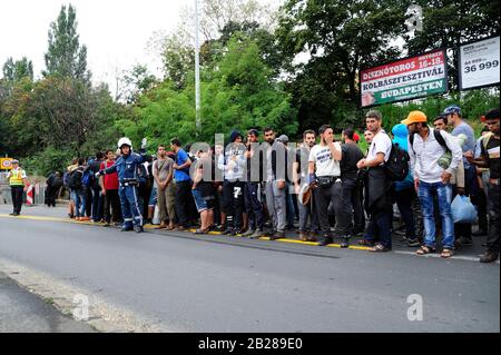 Budapest, Hongrie. Archiver une image à partir de 5 septembre 2015. Réfugiés sur le chemin de Budapest à la frontière autrichienne Banque D'Images