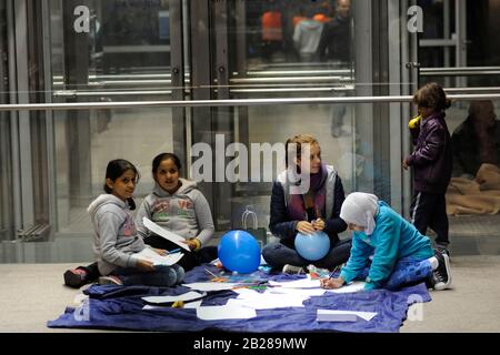 Salzbourg, Salzbourg, Autriche. Archiver l'image à partir du 14 septembre 2015. La vague de réfugiés atteint la gare de Salzbourg. Banque D'Images