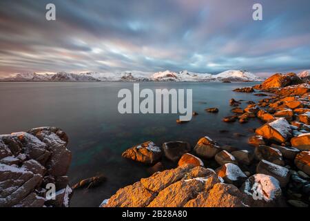 Coucher De Soleil Près De Henningsvaer, Vågan, Austvågøy, Nordland, Lofoten, Norvège, Europe Du Nord Banque D'Images