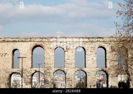 Istanbul, Turquie - avril 07, 2016, Valens Aqueduct, situé dans la vieille ville d'Istanbul (Constantinople) sur le boulevard d'Ataturk. Banque D'Images