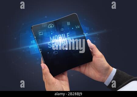 Businessman holding a mobile smartphone pliable avec inscription de sécurité, cyber security concept
