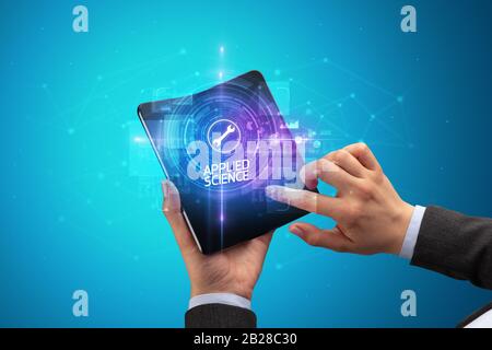 Businessman holding a smartphone pliable avec inscription INTERNET, nouvelle technologie concept science appliquée