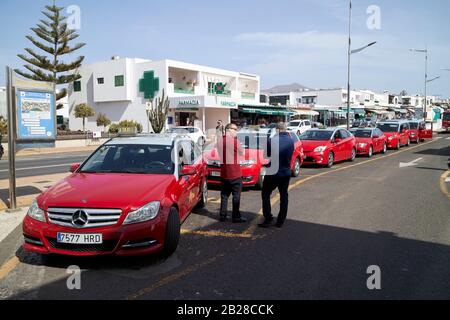 Rangée de taxis rouges et argentés de yaiza dans le centre de playa blanca Lanzarote îles canaries espagne Banque D'Images