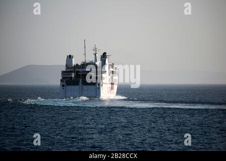 Le ferry Armas volcan de tindaya qui part de lanzarote pour Fuerteventura, au loin Lanzarote îles canaries espagne Banque D'Images