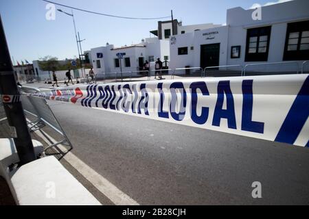Ruban d'avertissement de danger pour la police locale Policia à l'événement dans les îles canaries de Lanzarote espagne Banque D'Images