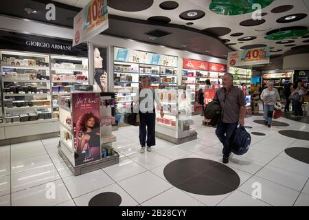 Les passagers marchant à travers le parfum et les boutiques hors taxes dans le terminal 1 aricife cesar manrique-Lanzarote aéroport îles canaries espagne Banque D'Images