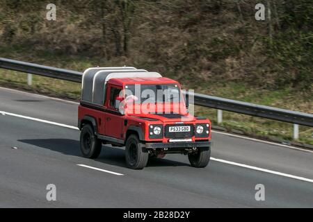 1996 Land Rover 90 Defender TDI ; circulation automobile, transport, véhicules modernes, berline, véhicule sur les routes britanniques, moteurs, automobile sur l'autoroute Banque D'Images