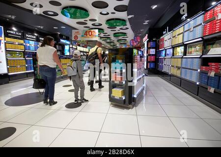 Famille marchant à travers le tabac et les cigarettes à vendre dans les magasins hors taxes dans le terminal 1 aricife cesar manrique-Lanzarote aéroport îles canaries Banque D'Images