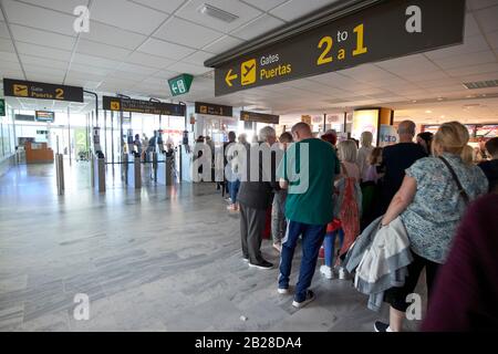 Les passagers britanniques et irlandais sont en file d'attente à la porte d'embarquement après la pause du soleil d'hiver terminal à mi-parcours t1 arricife cesar manrique-Lanzarote aéroport Banque D'Images