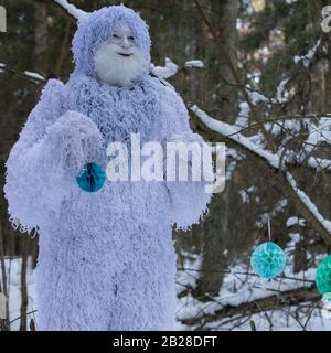 Personnage de conte de fées Yeti dans la forêt d'hiver. Photo de fantaisie en plein air. Banque D'Images