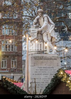 William Shakespeare Statue, Leicester Square, Londres, Royaume-Uni Banque D'Images