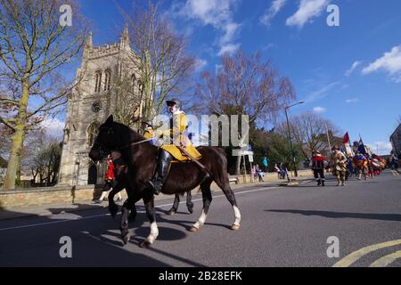 Le Cromwell Museum de Huntingdon ouvre officiellement ses portes le dimanche 1er mars 2020 après une rénovation complète. Une grande cérémonie d'ouverture a eu lieu au Musée, avec un passé de mars par des membres de la Sealed Knot Society, avant l'ouverture officielle par le patron de la Cromwell Museum Trust, le Rt. L'honorable Sir John Major KG CH. Grâce à des subventions totalisant 160 000 £, un nouveau présentoir passionnant a été créé pour mettre en valeur les collections internationales importantes du Musée, afin de raconter l'histoire d'Oliver Cromwell d'une manière plus attrayante. Banque D'Images