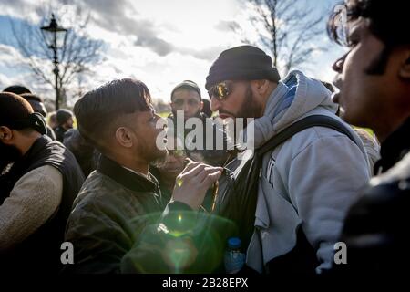 Prêcher, débattre et sermons au coin des conférenciers, coin public parlant au nord-est de Hyde Park, Londres, Royaume-Uni Banque D'Images