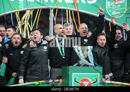 Londres, Royaume-Uni. 01 mars 2020. Le responsable de Manchester City Pep Guardiola célèbre avec son personnel après le match final de la coupe Carabao entre Aston Villa et Manchester City au stade Wembley le 1 mars 2020 à Londres, en Angleterre. (Photo de Paul Chesterton/phcimages.com) crédit : Images PHC/Alay Live News Banque D'Images