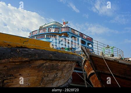 dubaï, émirats arabes unis - 2020.02.22: des charrues en bois qui négocient des marchandises de transit d'outre-mer entre dubaï et les ports iraniens amarrés à dubaï deira creek dhow wharfage Banque D'Images