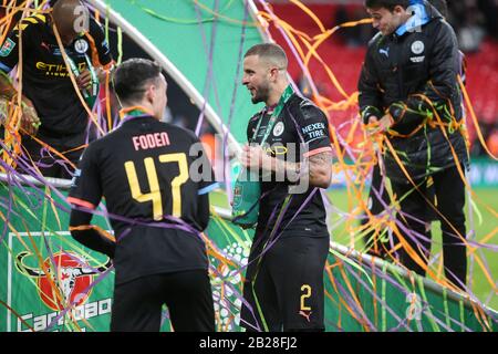 Londres, Royaume-Uni. 01 mars 2020. Kyle Walker de Manchester City célèbre après avoir remporté le match final de la coupe Carabao entre Aston Villa et Manchester City au stade Wembley le 1 mars 2020 à Londres, en Angleterre. (Photo de Paul Chesterton/phcimages.com) crédit : Images PHC/Alay Live News Banque D'Images