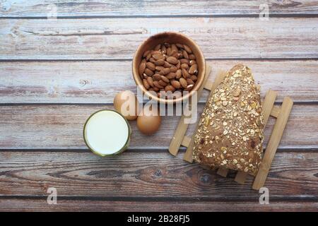 vue de dessus de l'amande, des œufs, du lait et du pain sur la table Banque D'Images