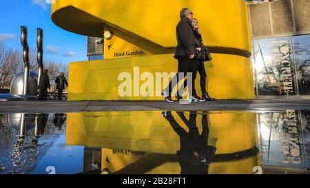 Londres, Royaume-Uni. 1 mars 2020. Les visiteurs du Southbank Center de Londres se reflètent dans les flaques de pluie lorsqu'ils franchissent l'un des célèbres escaliers d'architecture brutaliste jaune vif du centre. La journée à Londres a vu un beau soleil avec un ciel bleu, en contraste saisissant avec la pluie et la tempête du samedi. Crédit: Imagetraceur/Alay Live News Banque D'Images