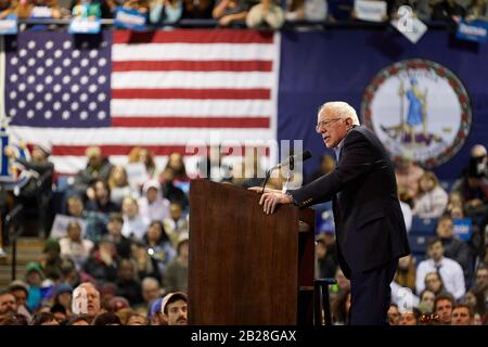 Virginia BEACH, va/USA - 29 FÉVRIER: La candidate démocrate à la présidentielle américaine, le sénateur Bernie Sanders, s'adresse aux partisans lors du rassemblement de campagne dans la Jane P Banque D'Images