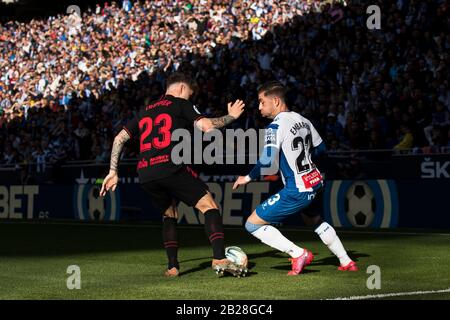 ESPAGNE-FOOTBALL-LA LIGA-RCD ESPANYOL VS ATLÉTICO DE MADRID . Le joueur de RCD Espanyol Embarba (23) rivalise avec Trippier (23) lors du match de la Liga entre RCD Espanyol et Atlético de Madrid à Cornellá, Espagne, le 1er mars 2020. © Joan Gosa 2020/Alay Banque D'Images