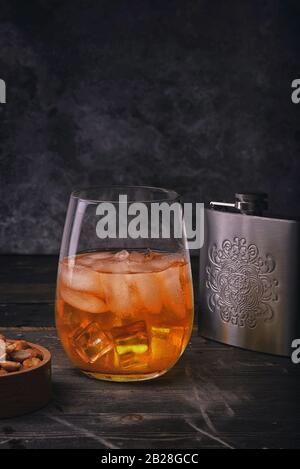 whisky et une fiole de hanche sur fond rustique Banque D'Images