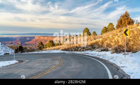 Route panoramique de montagne venteuse en hiver - la Sal Mountain Loop près de Moab Utah avec vue sur la vallée du Château, concept de voyage Banque D'Images