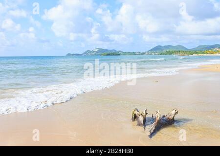 Collines couvertes de vert dans gros-Islet, bleu clair ciel nuageux sable Vigie plages rivales lavées par des vagues de la mer des Caraïbes HE Banque D'Images