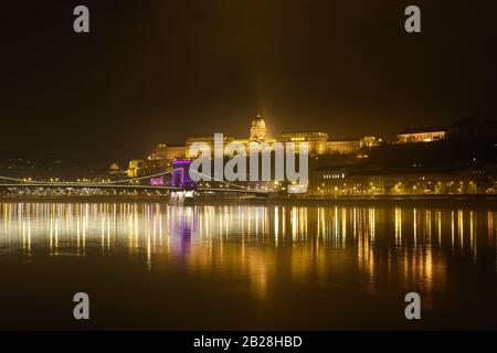 Pont de la chaîne de Budapest (pont de la chaîne de Széchenyi), château de Buda et Danube la nuit. Paysage nocturne avec lumières à Budapest, Hongrie. Banque D'Images