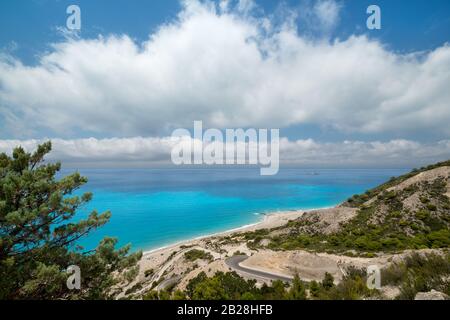 Gialos plage de mer. Route étroite et petite île dans la mer, vue de dessus. Mer Ionienne, île de Lefkada, Grèce. Belle eau de mer bleue et exot Banque D'Images