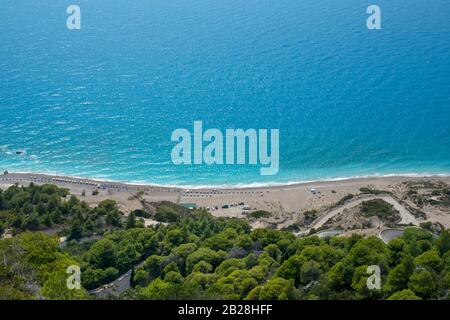 Vue sur la plage de Gialos depuis le dessus. Mer Ionienne, île de Lefkada, Grèce. Belle mer bleue et plage sauvage. Banque D'Images