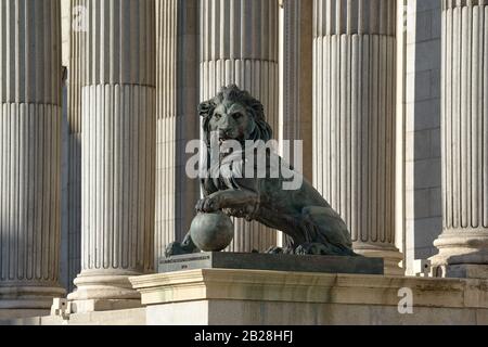 Sculpture Lion au Congrès des députés (Congreso de Los Diputados), Parlement espagnol, Palacio de las Cortes, Madrid. Traduction: Diffusion de canon Banque D'Images