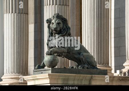 Sculpture du lion au Congrès des députés (Congreso de Los Diputados), Parlement espagnol, (Palacio de las Cortes), Madrid, Espagne Banque D'Images