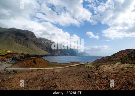 Vue sur les rochers de Los Gigantes près de Punta de Teno. Sentier de randonnée en bois. Falaises océaniques. Tenerife Ouest, Îles Canaries, Espagne. Banque D'Images