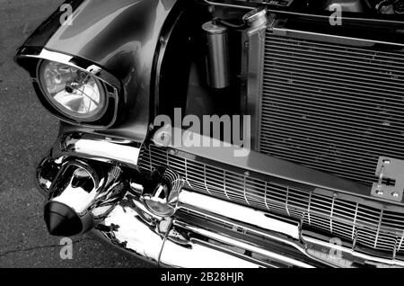 LE CLASSIQUE : un gros plan noir et blanc de la grille avant d'une voiture classique. Banque D'Images