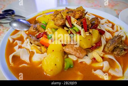 Gros plan d'une assiette de délicieux dapanji at Los Angeles, Californie Banque D'Images