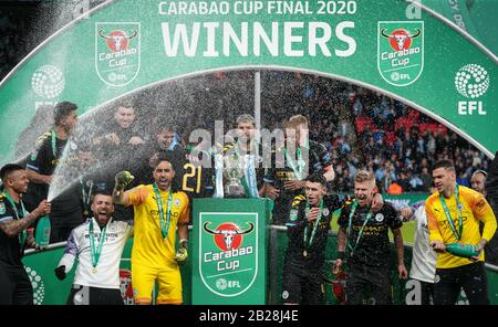 Birmingham, Royaume-Uni. 01 mars 2020. Les célébrations de Man City remportent le trophée de la 3ème saison consécutive lors du match final de la coupe Carabao entre Aston Villa et Manchester City au stade Wembley, Londres, Angleterre, le 1er mars 2020. Photo D'Andy Rowland. Crédit: Images Prime Media / Alay Live News Banque D'Images